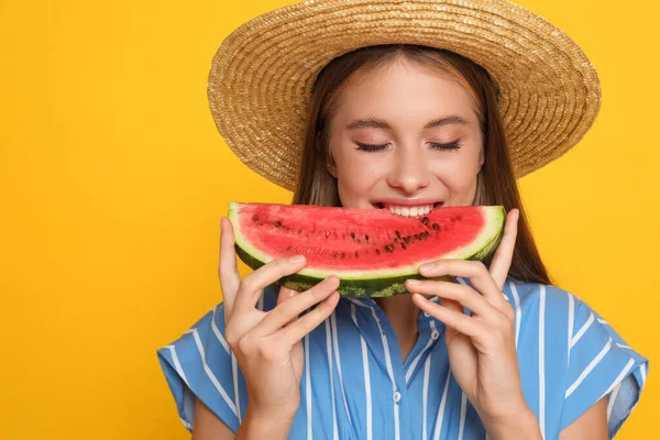 Mooi Meisje Met Plakje Watermeloen Gele Achtergrond Ruimte Voor Tekst — Stockfoto