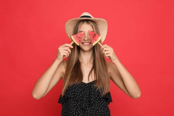 Schöne Mädchen Mit Stücken Von Wassermelone Auf Rotem Hintergrund — Stockfoto