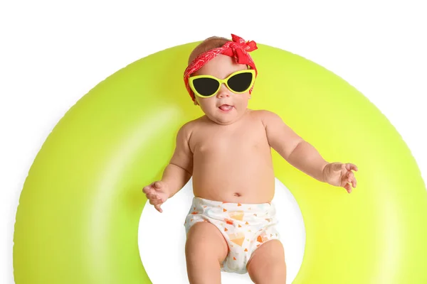Niedliches Kleines Baby Sonnenbrille Mit Aufblasbarem Ring Auf Weißem Hintergrund — Stockfoto