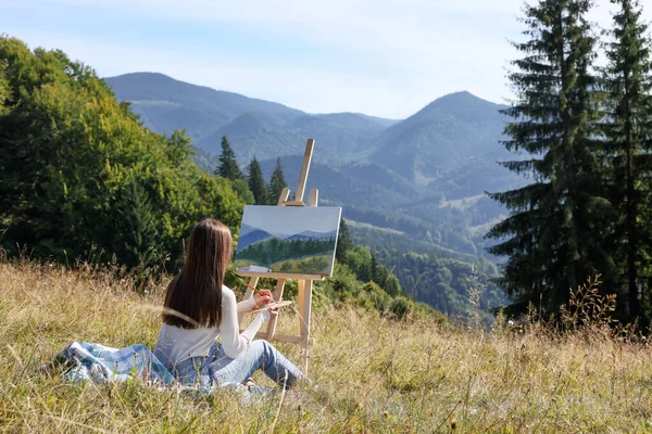 若い女性の山の中でウナギの上で バックビューを描画します テキストのスペース — ストック写真