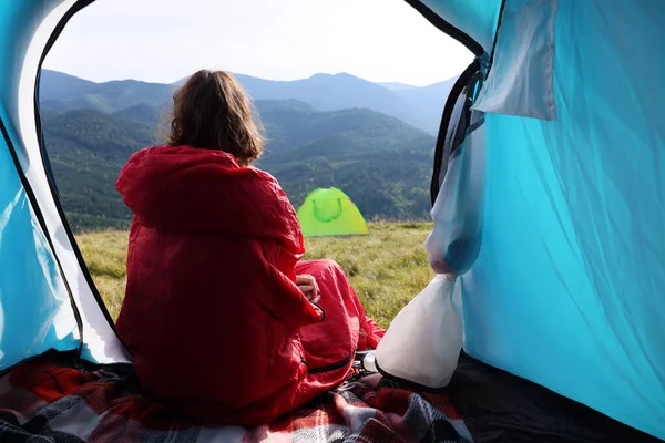 Donna Matura Nel Sacco Pelo Guardando Fuori Della Tenda Campeggio — Foto Stock