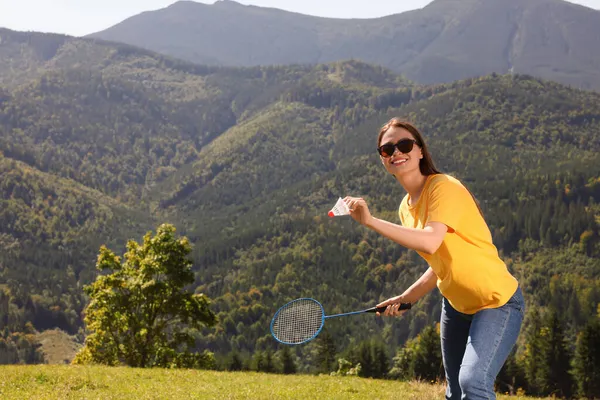 Kobieta Grająca Badmintona Górach Słoneczny Dzień Miejsce Tekst — Zdjęcie stockowe