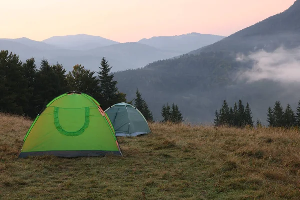 Panorama Pittoresco Del Paesaggio Montano Con Nebbia Tende Campeggio Mattino — Foto Stock
