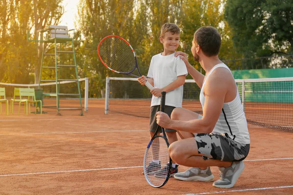 Far Med Sin Son Tennisbana — Stockfoto