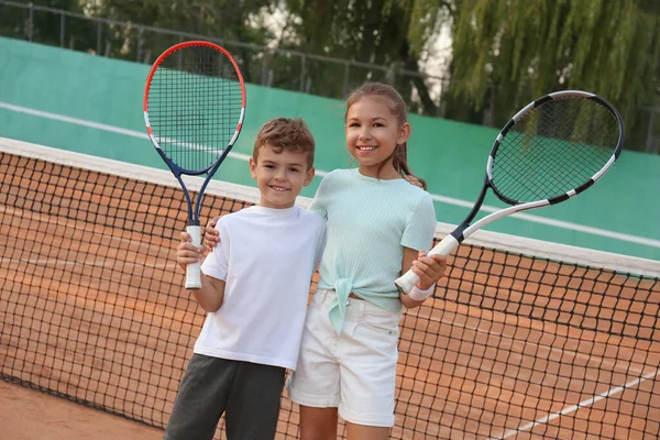 Bambini Felici Con Racchette Tennis Sul Campo All Aperto — Foto Stock