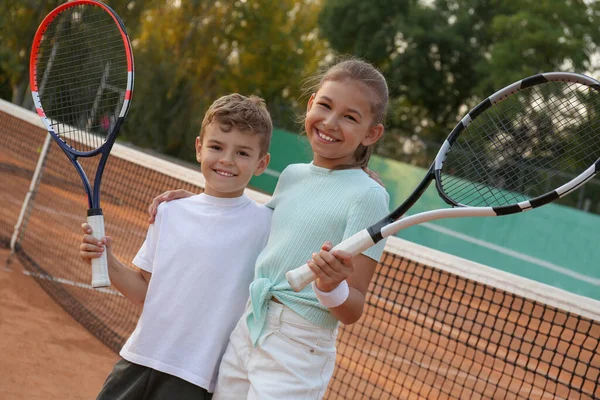 Niños Felices Con Raquetas Tenis Pista Aire Libre —  Fotos de Stock