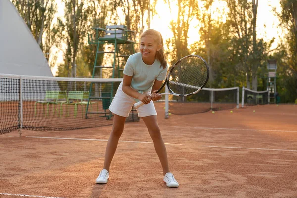 Carino Bambina Che Gioca Tennis Sul Campo All Aperto — Foto Stock