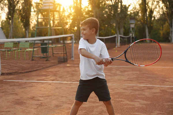 Lindo Niño Jugando Tenis Cancha Aire Libre —  Fotos de Stock