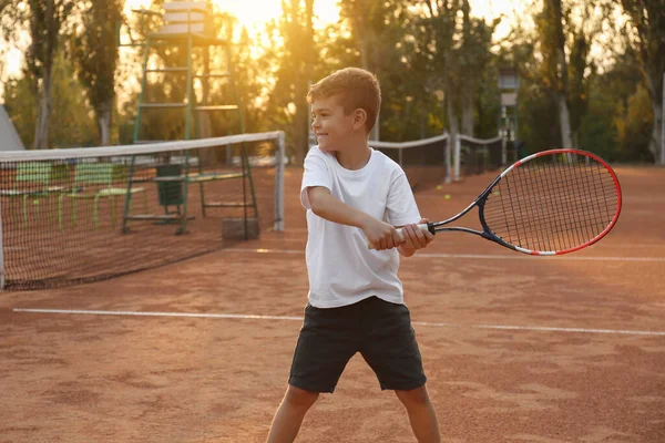 Schattig Jongetje Tennissen Het Veld Buiten — Stockfoto