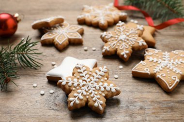 Ahşap masada lezzetli Noel kurabiyeleri, yakın plan.