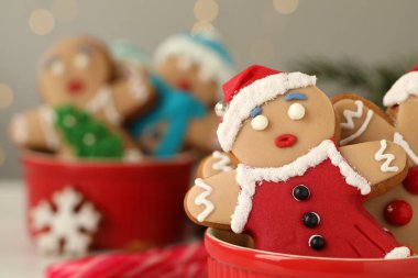 Bulanık ışık ve yakın çekim karşısında kâsede ev yapımı lezzetli Noel kurabiyeleri. Metin için boşluk