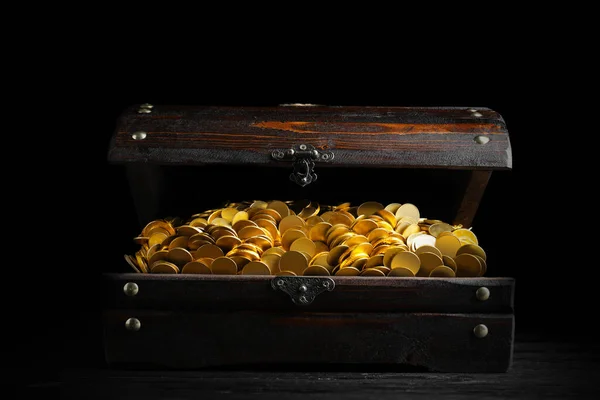 Nyitott Kincsesláda Arany Érmékkel Fekete Asztalon — Stock Fotó