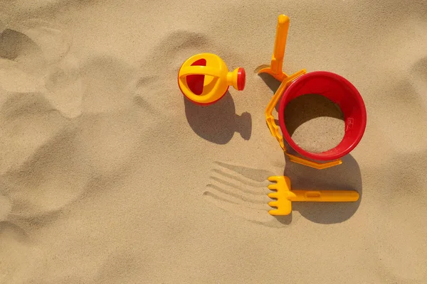 Plastik Plaj Oyuncakları Seti Kumsalda Düz Yerde Açık Hava Oyunu — Stok fotoğraf