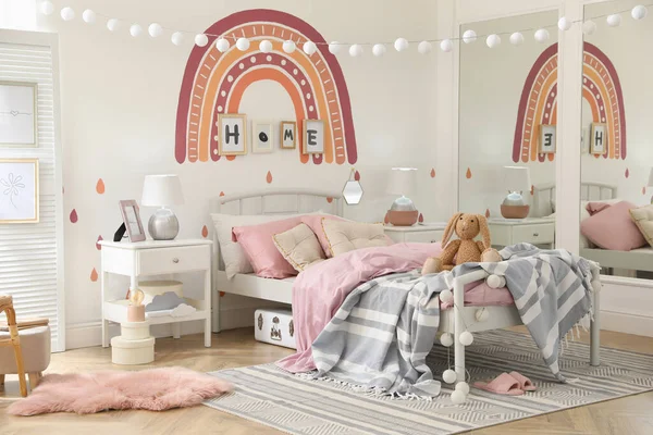 Stilvolles Kinderzimmerinterieur Mit Bequemem Bett — Stockfoto