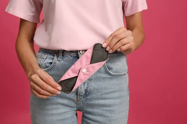 Jonge Vrouw Met Herbruikbare Menstruatie Pad Fel Roze Achtergrond Close — Stockfoto