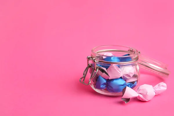 Cukierki Kolorowe Opakowania Różowym Tle Miejsce Tekst — Zdjęcie stockowe