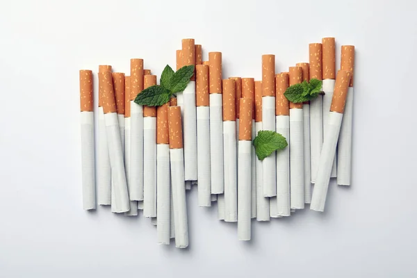 Cigarros Mentol Folhas Hortelã Fresca Fundo Branco Flat Lay — Fotografia de Stock