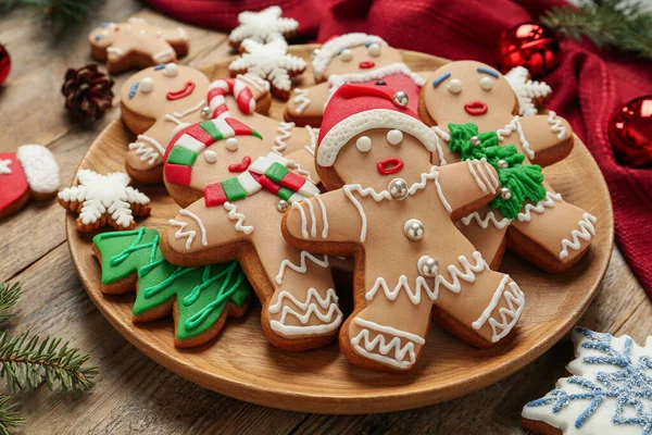 Lahodné Vánoční Cukroví Slavnostní Dekor Dřevěném Stole Detailní Záběr — Stock fotografie