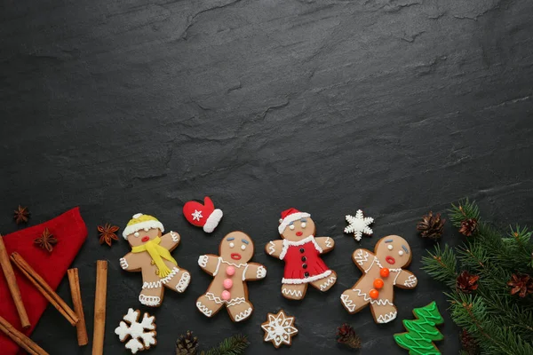 Plochá Kompozice Lahodnými Vánočními Sušenkami Černém Stole Prostor Pro Text — Stock fotografie