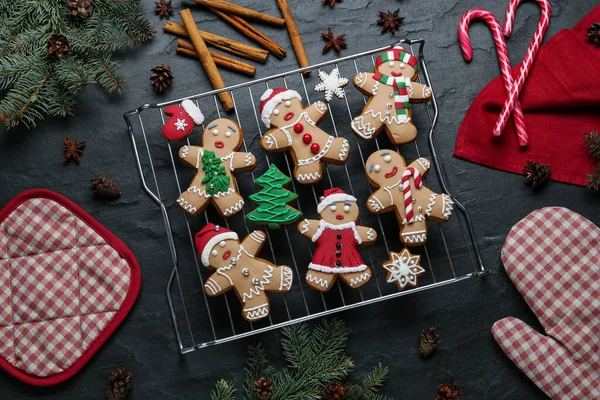 Vlakke Lay Compositie Met Heerlijke Kerstkoekjes Zwarte Tafel — Stockfoto