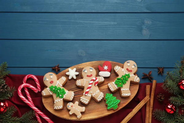 Composición Plana Con Deliciosas Galletas Navidad Sobre Mesa Madera Azul — Foto de Stock