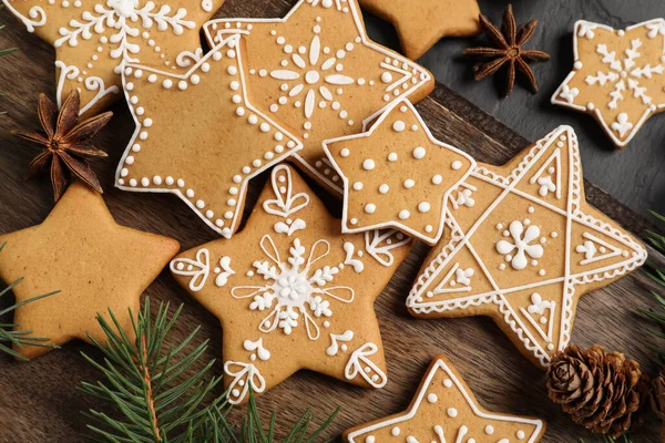 Sabrosas Galletas Navidad Rama Abeto Anís Mesa Negra Puesta Plana —  Fotos de Stock