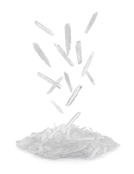 Průhledné Mentolové Krystaly Padající Hromady Bílém Pozadí — Stock fotografie