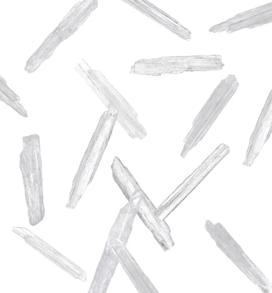 白色の背景に落ちる半透明のメントール結晶 — ストック写真