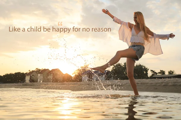 자녀처럼 행복하라 영감을 인용에 따르면 행복을 느끼기 위해서는 필요하지 않다고 — 스톡 사진