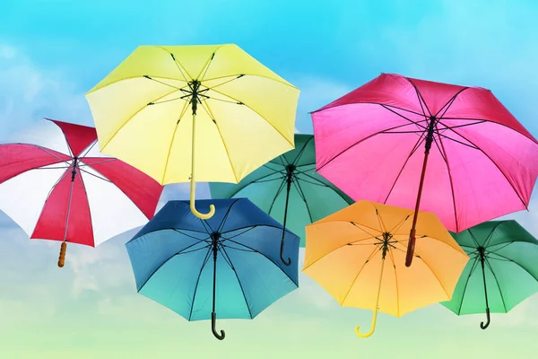 Группа Различных Красочных Зонтов Против Голубого Неба Солнечный День — стоковое фото