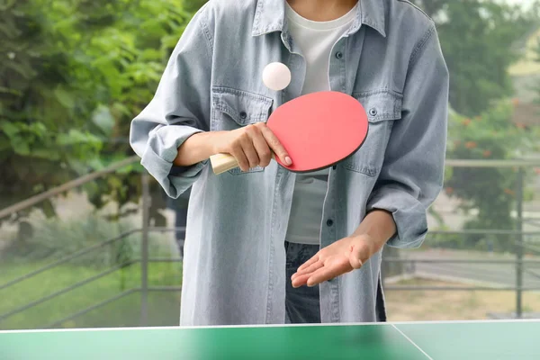 Žena Hraje Ping Pong Uvnitř Detailní Pohled — Stock fotografie