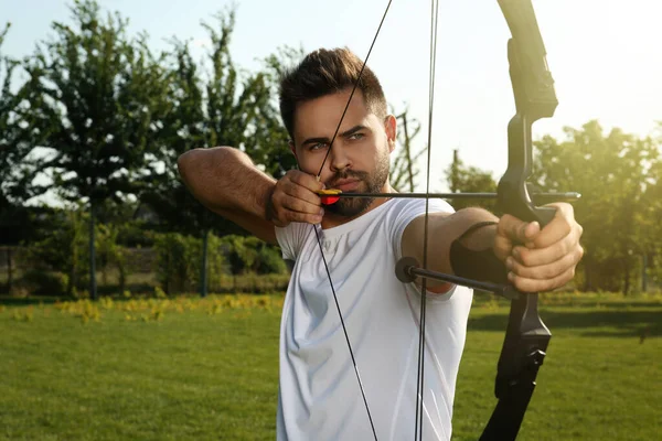 Man Bow Arrow Practicing Archery Park — Stock Photo, Image