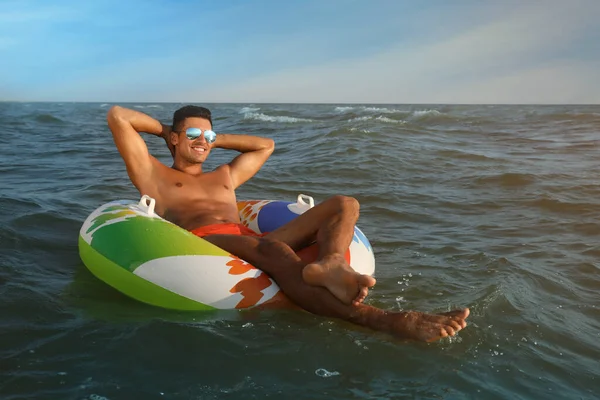 Man Dengan Cincin Inflatable Beristirahat Laut — Stok Foto
