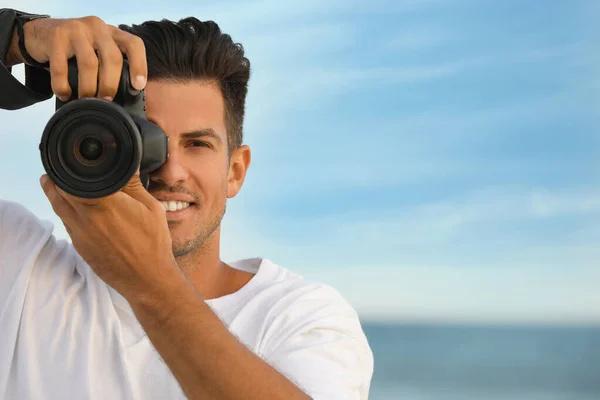 Fotógrafo Tirando Foto Com Câmera Profissional Perto Mar — Fotografia de Stock