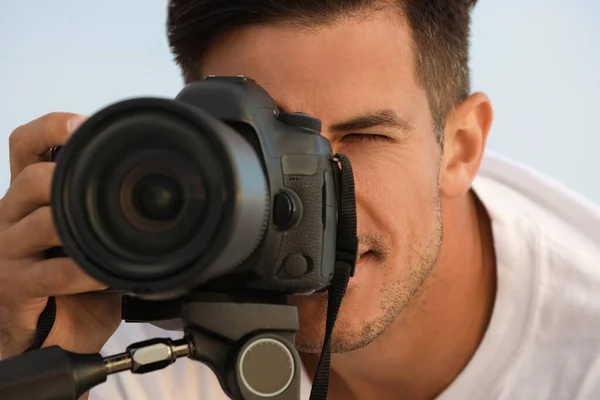 Fotógrafo Tirando Foto Com Câmera Profissional Close — Fotografia de Stock