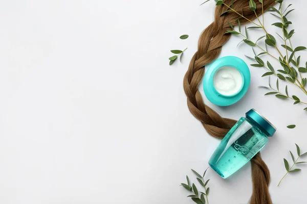Naturliga Kosmetiska Produkter Gröna Blad Och Hår Fläta Vit Bakgrund — Stockfoto