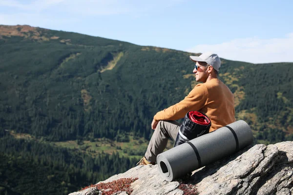 山頂には寝袋やマット付きの観光客 — ストック写真