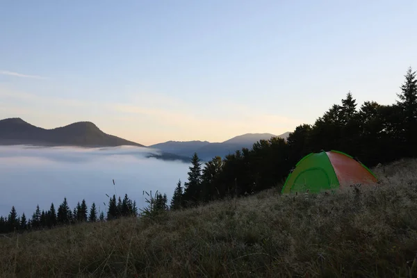 在雾蒙蒙的早晨 带着野营帐篷的风景秀丽的山景 案文的篇幅 — 图库照片