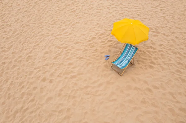 Żółty Parasol Plażowy Leżaki Japonki Piaszczystym Wybrzeżu Miejsce Tekst — Zdjęcie stockowe