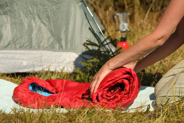 Turista Gördülő Piros Hálózsák Szabadban Közelkép — Stock Fotó