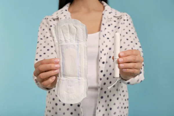 Wanita Muda Dengan Pad Menstruasi Dan Tampon Pada Latar Belakang — Stok Foto