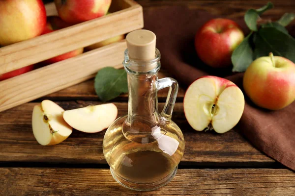 Natürlicher Apfelessig Und Frisches Obst Auf Holztisch — Stockfoto