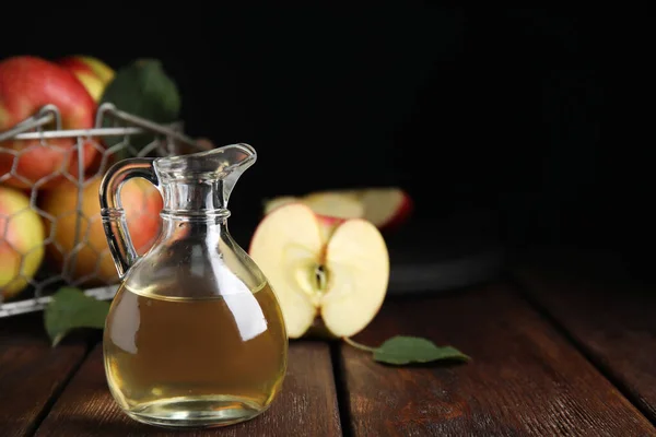 天然苹果醋和新鲜水果放在木制桌子上 案文的篇幅 — 图库照片