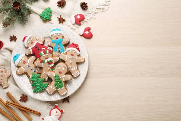 Composición Plana Con Deliciosas Galletas Navidad Sobre Mesa Madera Beige — Foto de Stock