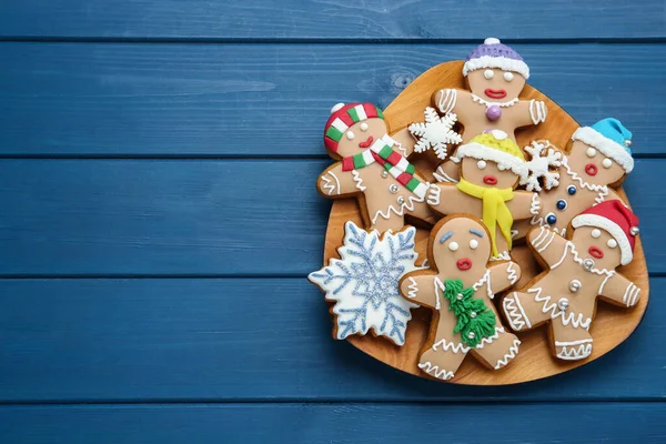 Lahodné Vánoční Sušenky Modrém Dřevěném Stole Výhled Shora Mezera Pro — Stock fotografie