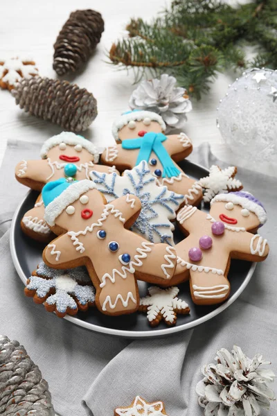 Lahodné Vánoční Cukroví Borové Šišky Jedlové Větve Stole — Stock fotografie