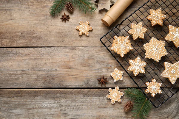 Chutné Vánoční Sušenky Jedlové Větve Dřevěném Stole Ploché Ležely Mezera — Stock fotografie