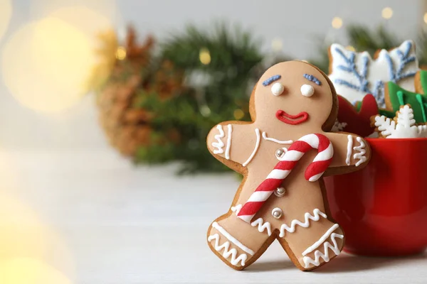 생강빵 과맛있는 집에서 크리스마스 쿠키가 축제의 불빛을 원문을 — 스톡 사진
