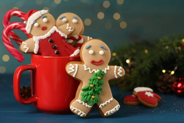 Lahodné Domácí Vánoční Cukroví Šálkem Modrém Dřevěném Stole Proti Rozmazané — Stock fotografie