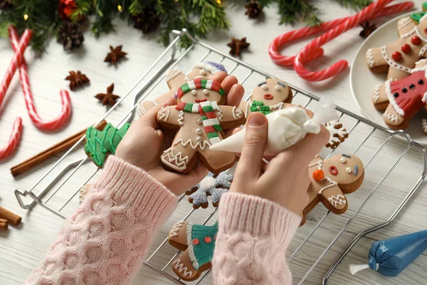 Faire Des Biscuits Noël Maison Fille Décoration Pain Épice Homme — Photo